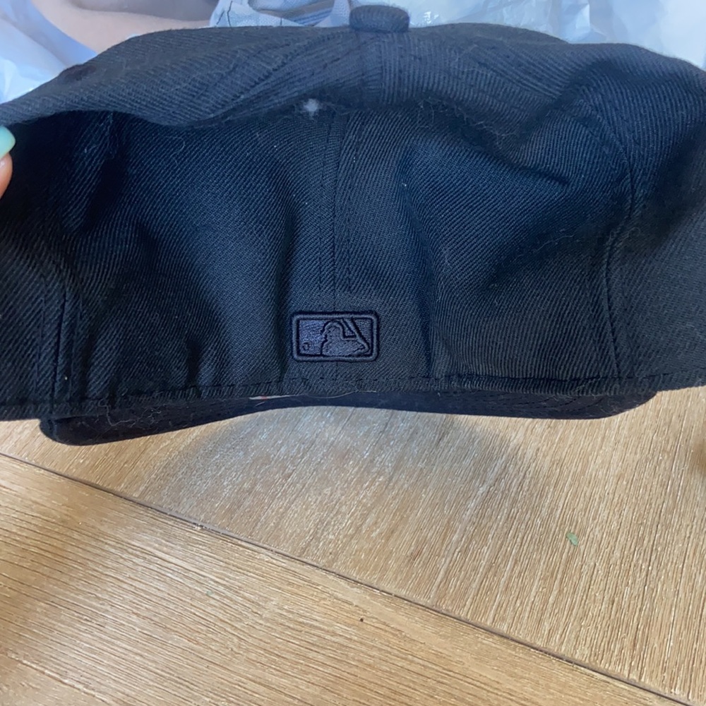 Black NY yankee hat - Picture 2 of 4